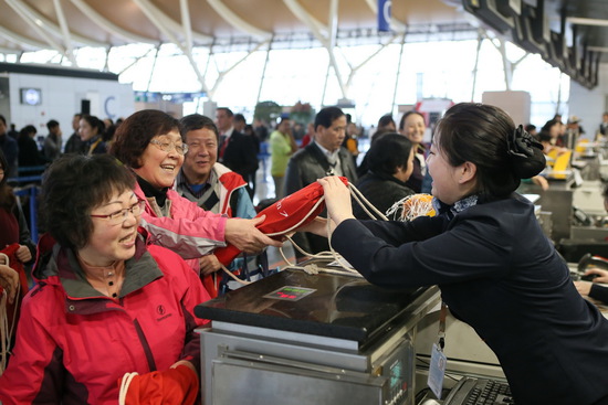 奥地利航空为首个上海出港航班乘客分发开航小礼物